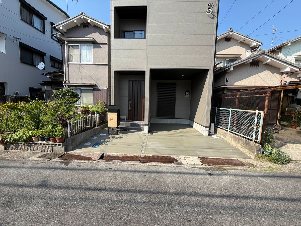 住宅の前面を土間コンクリートで仕上げた駐車場