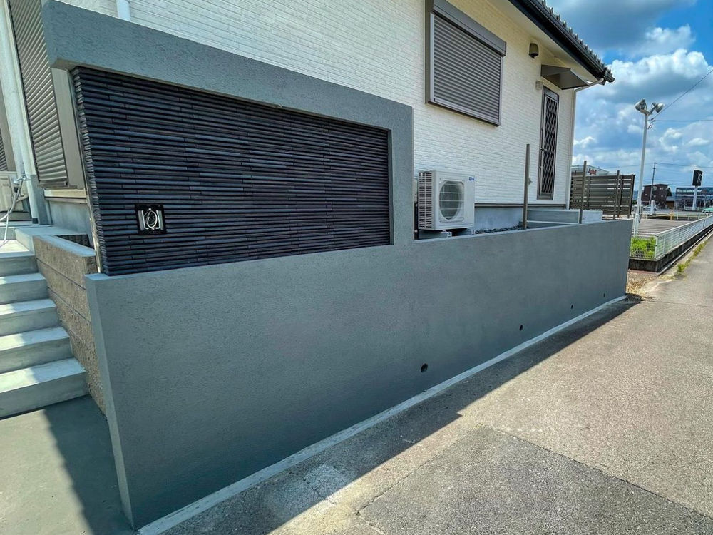 モルタル仕上げの塀と木調の目隠しフェンス